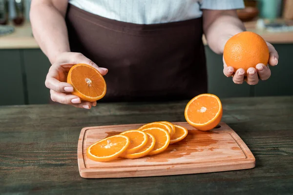 Hands Contemporary Housewife Apron Standing Kitchen Table Holding Fresh Oranges — Stock Photo, Image