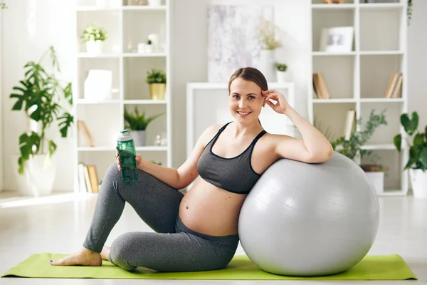 Jeune Femme Enceinte Sportive Réussie Avec Bouteille Eau Appuyée Contre — Photo