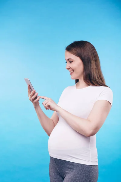 Feliz Joven Embarazada Pulsar Botón Pantalla Del Teléfono Inteligente Mientras — Foto de Stock