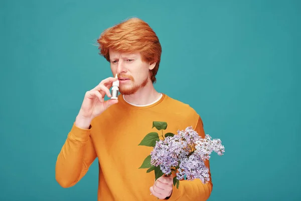 Jeune Homme Avec Bouquet Lilas Parfumé Utilisant Spray Nasal Pour — Photo