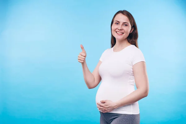 Jovem Mulher Alegre Com Mão Barriga Grávida Mostrando Polegar Para — Fotografia de Stock