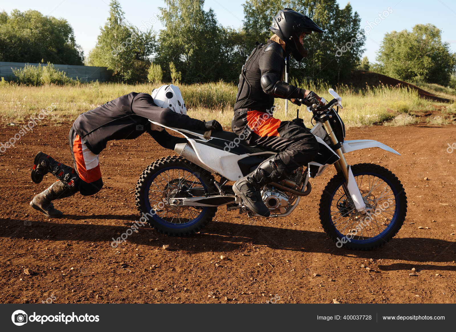 Piloto de motocross profissional com capacete e roupa de proteção