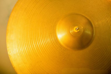 Çağdaş müzisyenin davul setinin bir parçası olarak yuvarlak sarı zilin genel görünümü ve müzik reklamı için arka plan olarak kullanılabilir