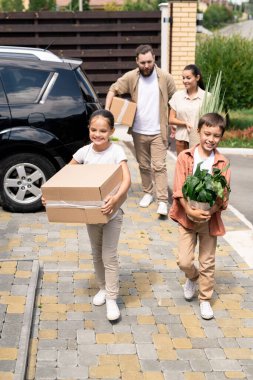 Neşeli şirin çocuklar, aileleriyle birlikte yeni bir eve taşınıyorlar.