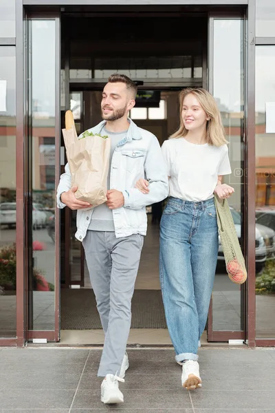 Positiva Unga Par Casual Outfits Som Bär Papperspåsar Samtidigt Som — Stockfoto