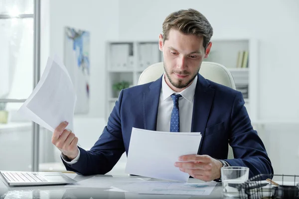 Jeune Manager Occupé Costume Officiel Assis Bureau Examinant Les Documents — Photo