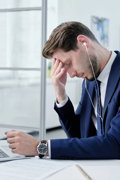 Joven Hombre Negocios Con Auriculares Cansado Del Trabajo Oficina Sentado — Foto de Stock