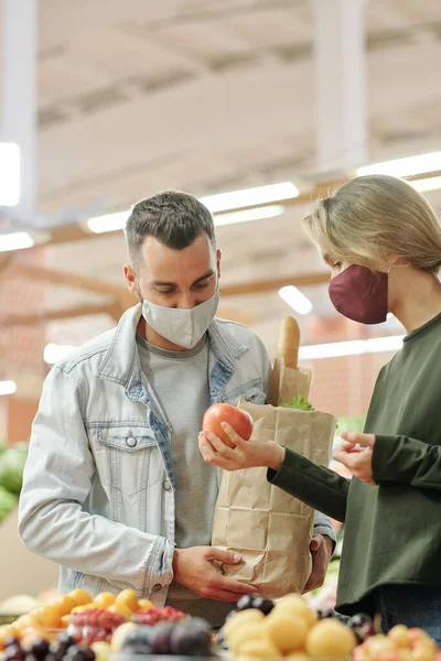 Junges Paar Masken Steht Vor Dem Kauf Tresen Und Checkt — Stockfoto