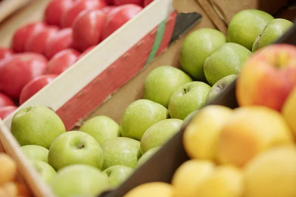 Friss Gyümölcsök Zöldségek Közelsége Ökológiai Élelmiszerek Piacán Árusító Dobozokban — Stock Fotó