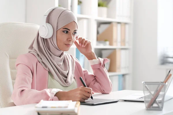 Positieve Pensive Jonge Moslim Vrouw Roze Hijab Praten Telefoon — Stockfoto