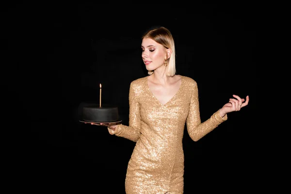 Hübsche Junge Blonde Frau Betrachtet Brennende Kerze Auf Geburtstagstorte Mit — Stockfoto