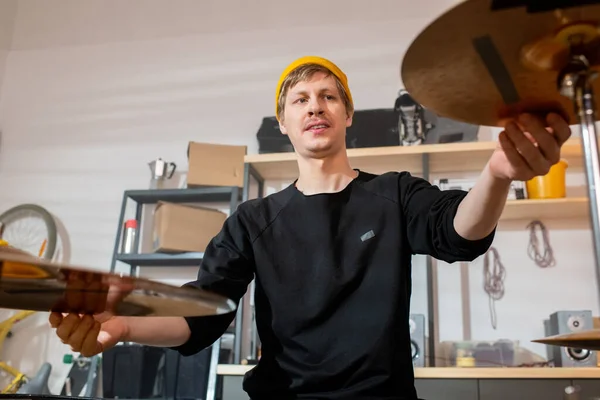 Junge Musikerin Schwarzem Pullover Und Gelber Mütze Berührt Becken Des — Stockfoto