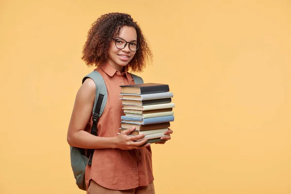 Portrét Usměvavé Chytré Afroamerické Studentky Brašnou Zádech Nesoucí Hromádku Knih — Stock fotografie