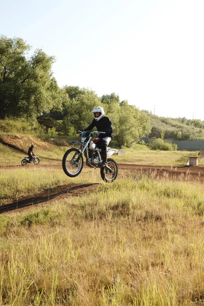 Profesjonalny Motocyklista Kasku Podejmowania Step Podczas Jazdy Motocyklu Nierównym Torze — Zdjęcie stockowe