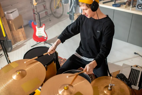 Hübscher Junger Musiker Freizeitkleidung Schlägt Becken Mit Hölzernen Drumsticks Während — Stockfoto