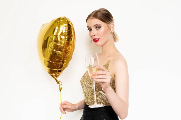 Stijlvol Blond Meisje Pailletten Tanktop Zwarte Rok Met Hartvormige Ballon — Stockfoto