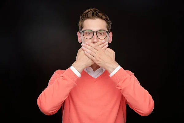 Porträtt Ung Man Glasögon Som Täcker Munnen Med Händerna Utan — Stockfoto