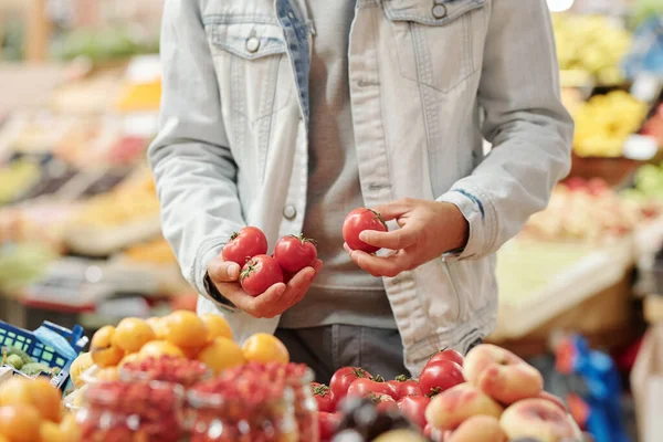 Primer Plano Del Hombre Irreconocible Con Chaqueta Parada Mostrador Alimentos —  Fotos de Stock