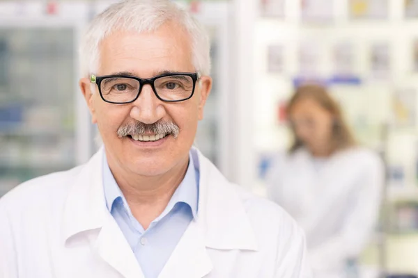 Šťastný Úspěšný Senior Profesionál Brýlích Whitecoat Stojící Před Kamerou Lékárně — Stock fotografie