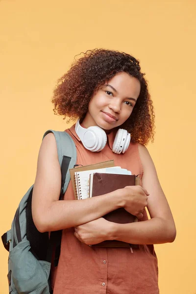 Çeriğin Portresi Güzel Afro Amerikan Lise Öğrencisi Boynunda Kablosuz Kulaklıklarla — Stok fotoğraf