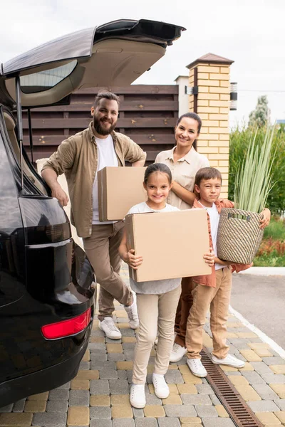 Portrait Positive Young Family Standing Open Car Trunk Posing Moving — Stock Photo, Image