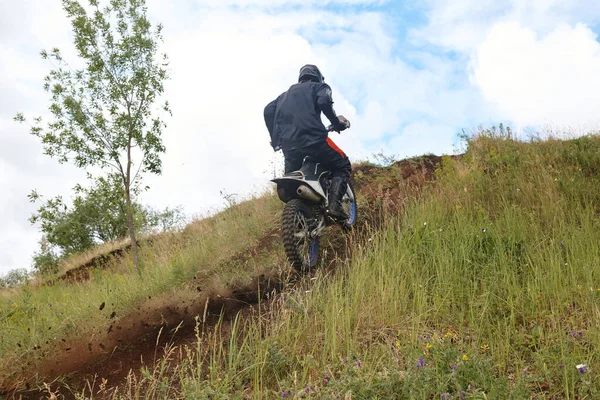 Widok Tyłu Nierozpoznany Motocyklista Kurtce Wspinaczka Górski Szlak Zewnątrz — Zdjęcie stockowe