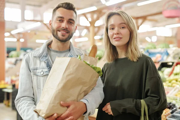 Porträt Eines Jungen Paares Das Auf Dem Bauernmarkt Steht Und — Stockfoto