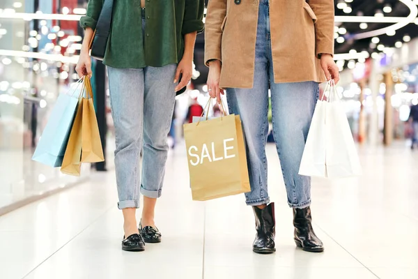 Laag Deel Van Twee Jonge Vrouwen Casualwear Die Papieren Tassen — Stockfoto