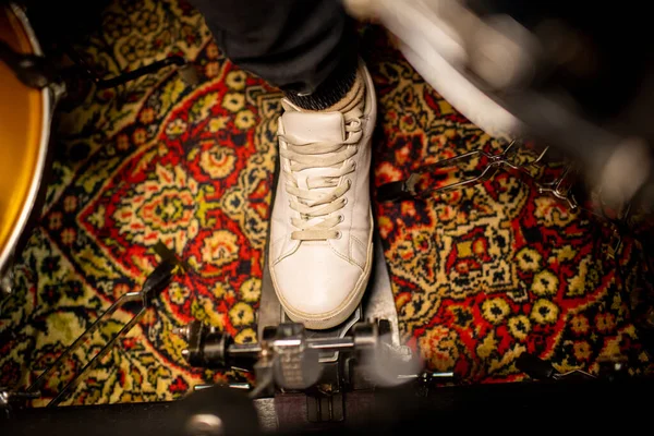 Πόδι Του Νεαρού Σύγχρονου Μουσικού Φορώντας Λευκά Cross Shoes Πατώντας — Φωτογραφία Αρχείου