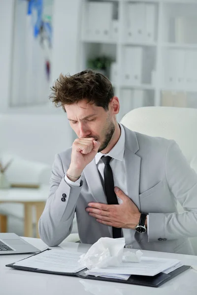 Hombre Negocios Mal Parecido Con Barba Sentado Escritorio Con Documentos —  Fotos de Stock