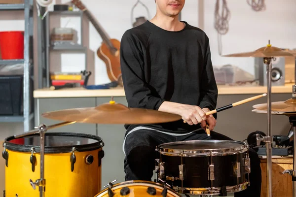 Νεαρός Μουσικός Casualwear Χτυπάει Ένα Τύμπανο Ξύλινα Drumsticks Ενώ Κάθεται — Φωτογραφία Αρχείου