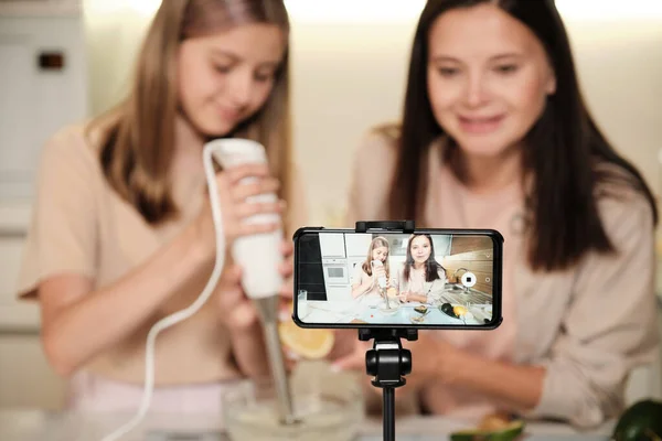 Mujer Bastante Joven Hija Adolescente Preparando Helado Pantalla Del Teléfono — Foto de Stock