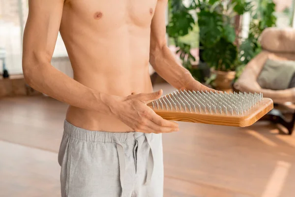 Jovem Desportista Sem Camisa Segurando Massagem Almofada Ioga Por Seu — Fotografia de Stock