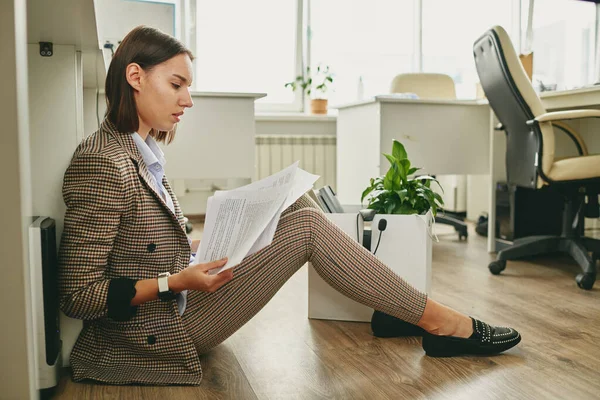 Jovem Empresária Contemporânea Casualwear Inteligente Sentado Chão Por Mesa Olhando — Fotografia de Stock