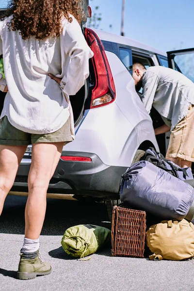 Zci Kızın Arabanın Bagajında Dikilip Kocasının Sırt Çantalarını Diğer Yürüyüş — Stok fotoğraf