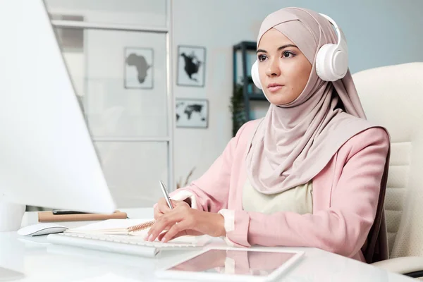 Mujer Joven Bastante Positiva Hijab Rosa Contestando Correos Electrónicos Computadora —  Fotos de Stock