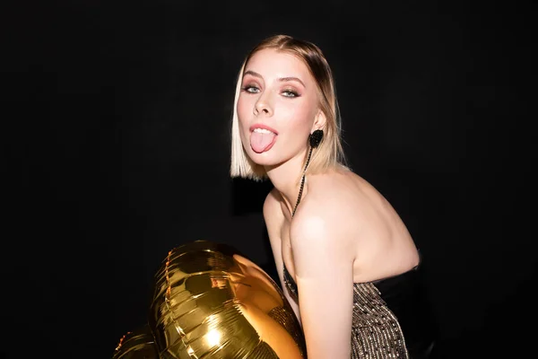 Νεαρή Ξανθιά Αστεία Γυναίκα Χρυσό Μπαλόνι Χρώμα Δείχνει Γλώσσα Της — Φωτογραφία Αρχείου