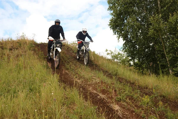 Motociclistas Activos Cascos Montando Moto Cuesta Abajo Mientras Desarrollan Habilidad —  Fotos de Stock