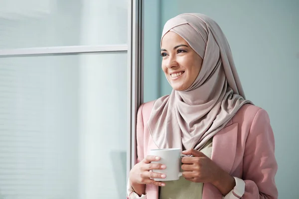 Pěkně Usměvavá Mladá Muslimská Podnikatelka Hidžábu Pracuje Notebooku Telefonuje — Stock fotografie