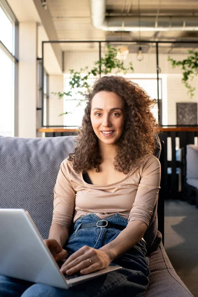 Retrato Del Joven Gerente Smm Sonriente Con Pelo Rizado Sentado — Foto de Stock