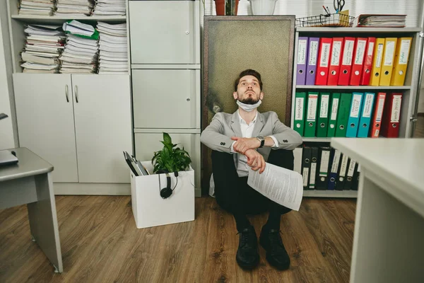 Jonge Hedendaagse Zakenman Met Een Penseelachtige Uitdrukking Zijn Gezicht Papieren — Stockfoto