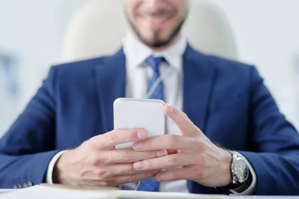 Close Van Zakenman Pak Met Smartphone Tijdens Het Sms Naar — Stockfoto