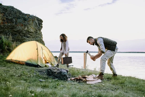 Jeune Homme Voyageur Avec Hache Couper Bois Sur Rive Couverte — Photo