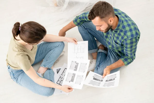 Vue Dessus Jeune Couple Concentré Assis Avec Les Jambes Croisées — Photo