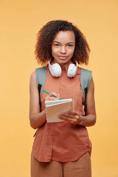 Retrato Conteúdo Atraente Menina Estudante Afro Americana Com Fones Ouvido — Fotografia de Stock