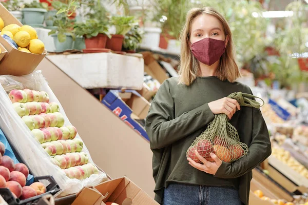 Egy Csinos Lány Maszkban Aki Biotermékeket Tart Piacon Koronavírus Idején — Stock Fotó