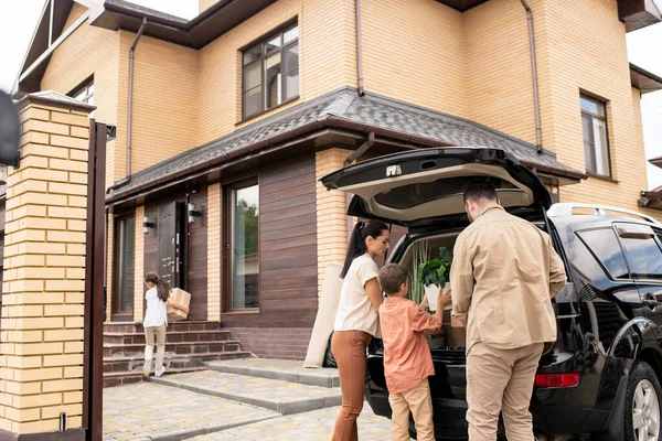 Children Helping Parents Unloading Car Carrying Moving Stuff New House — Stock Photo, Image