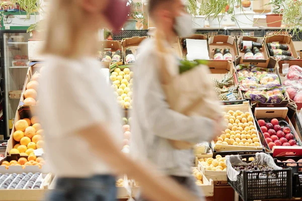 Niewyraźny Ruch Osób Kupujących Produkty Rynku Spożywczym Koncentracja Liczniku Owoców — Zdjęcie stockowe