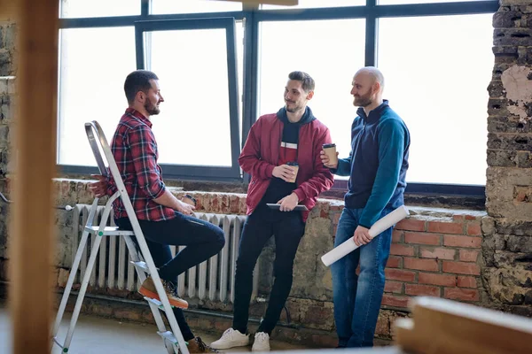 Groep Jonge Architecten Huisontwerpers Die Koffie Drinken Nieuwe Ideeën Standpunten — Stockfoto