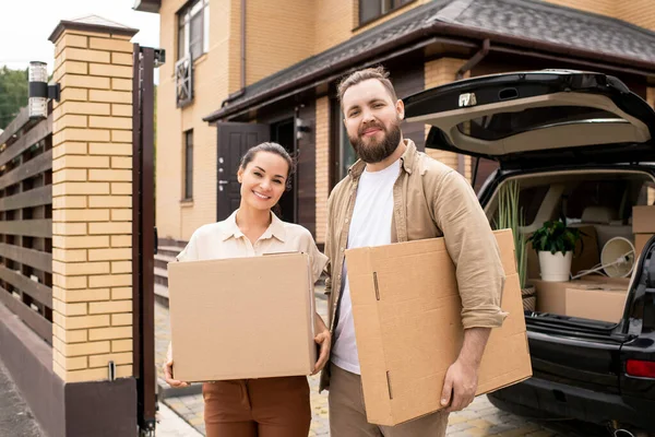 Portrait Smiling Young Couple Standing Open Car Trunk Holding Moving — Stock Photo, Image